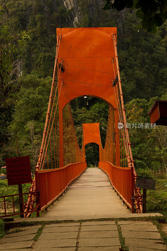 红色的桥。张索Vieng-Vientiane province-Laos。